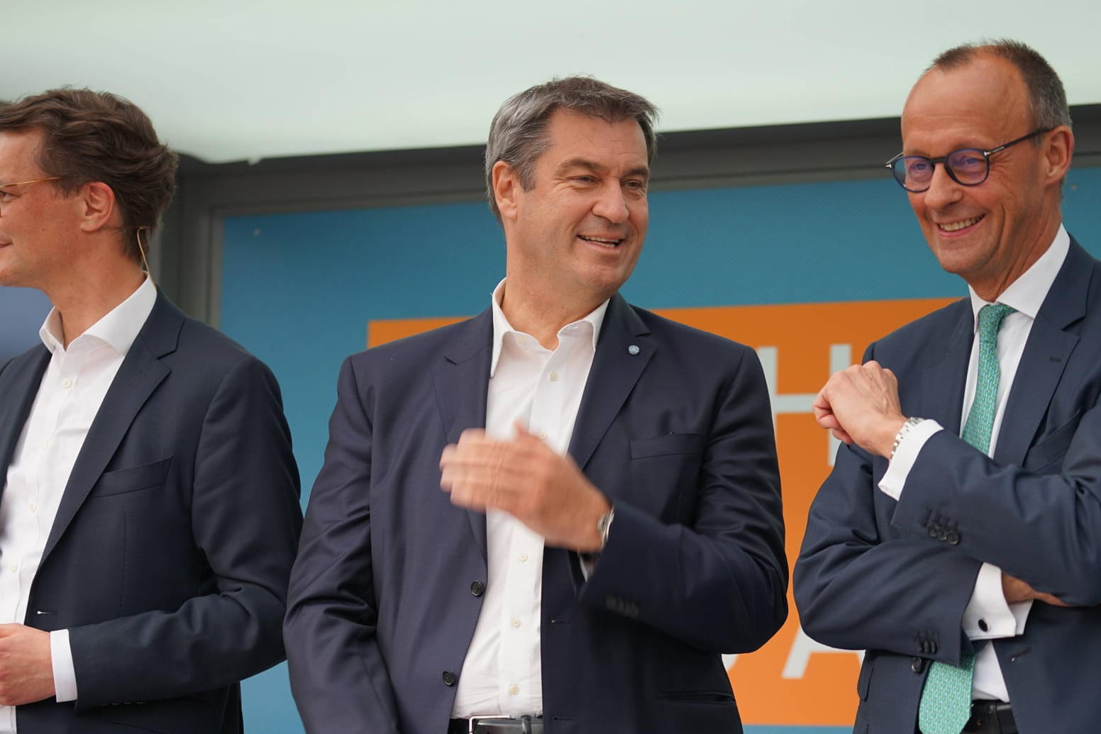 Hendrik Wüst und Markus Söder, Ministerpräsidenten von NRW und Bayern, gemeinsam mit dem CDU-Vorsitzenden Friedrich Merz (Archiv): Die Union legt im Bundestrend zu.