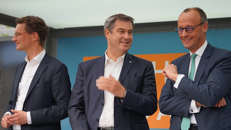 Hendrik Wüst und Markus Söder, Ministerpräsidenten von NRW und Bayern, gemeinsam mit dem CDU-Vorsitzenden Friedrich Merz (Archiv): Die Union legt im Bundestrend zu.