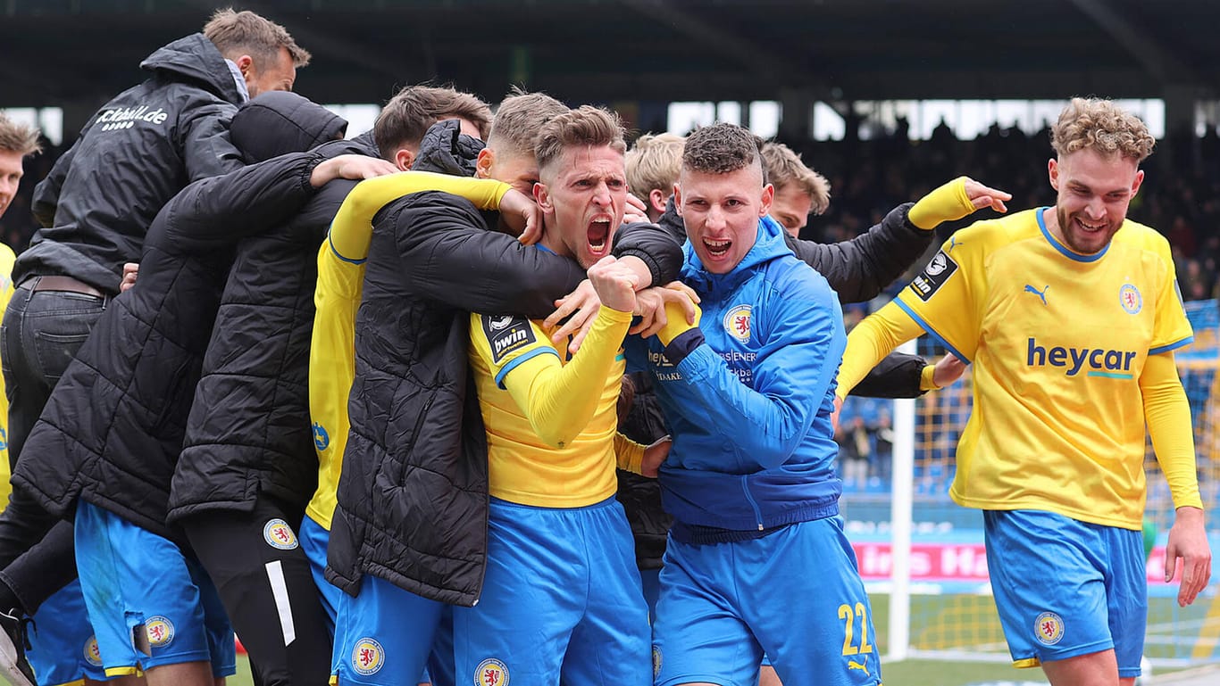 Jubel bei Eintracht Braunschweig vor wenigen Wochen beim Sieg gegen Havelse: Nun hat der Klub wieder Grund zum Feiern – und das ohne eigenes Zutun.