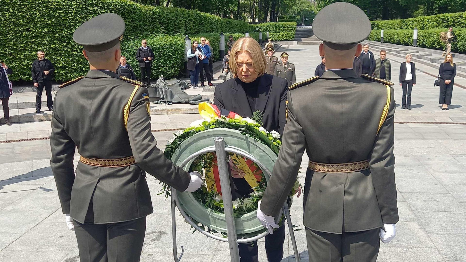 Bundestagspräsidentin Bärbel Bas (SPD) legt einen Kranz am Grabmal des Unbekannten Soldaten in Kiew nieder: Sie beschrieb das Gedenken als "bewegend".