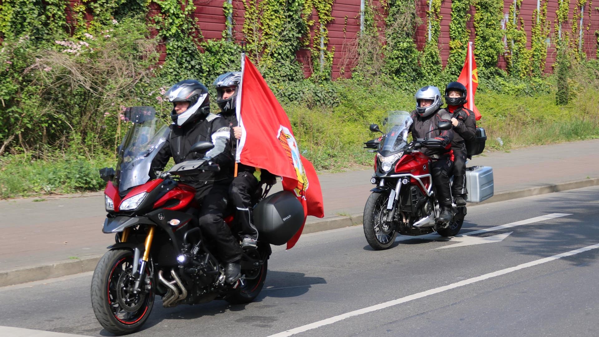 Teilnehmer des Motorrad-Korsos: Zahlreiche Fahnen wehten an den schweren Maschinen.