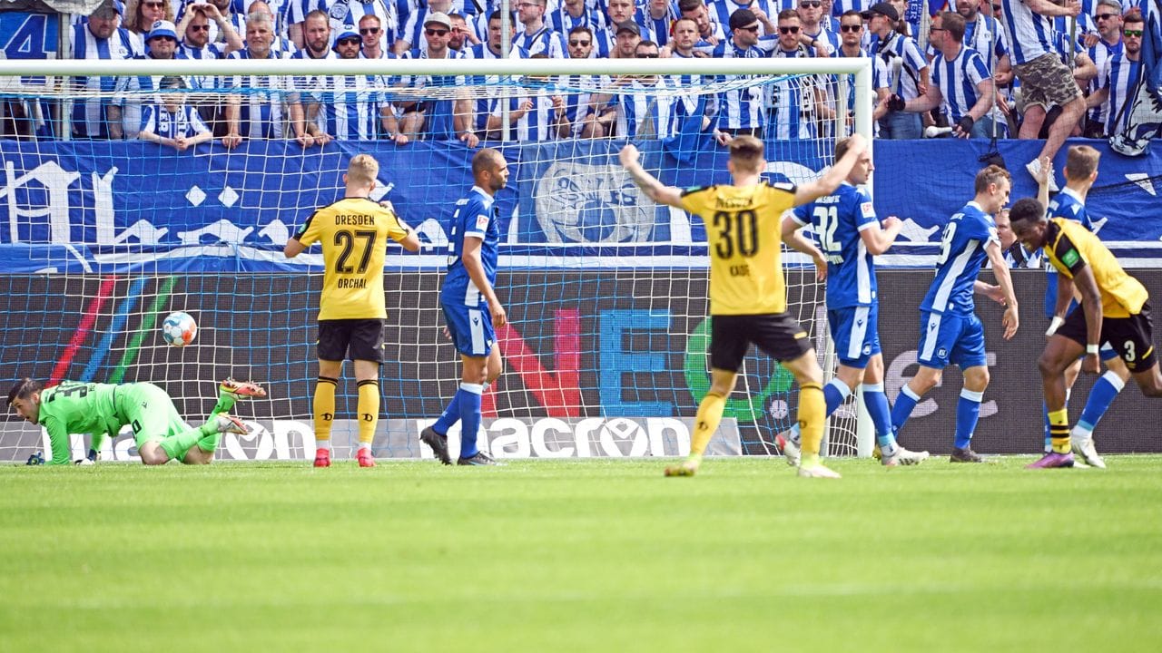 Der Dresdner Michael Akoto (r) erzielt den Treffer zum 2:2-Endstand. Der Dresdner Michael Akoto (r) erzielt den Treffer zum 2:2-Endstand.