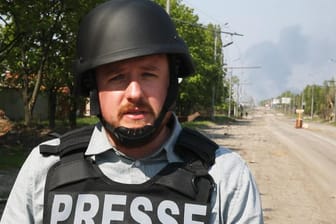 Mit Schussweste und Helm ausgestattet unweit der Frontlinie berichtet t-online-Reporter Daniel Mützel aus der Ukraine.(Quelle: t-online)