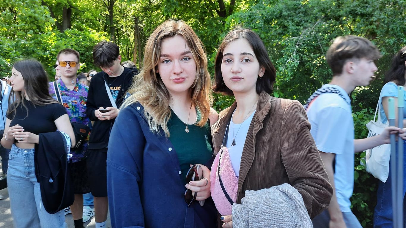 Katarina (l.) und Daryna (r.): Die beiden Ukrainerinnen demonstrieren vor dem Ehrenmal, um ihrem Land zu helfen.