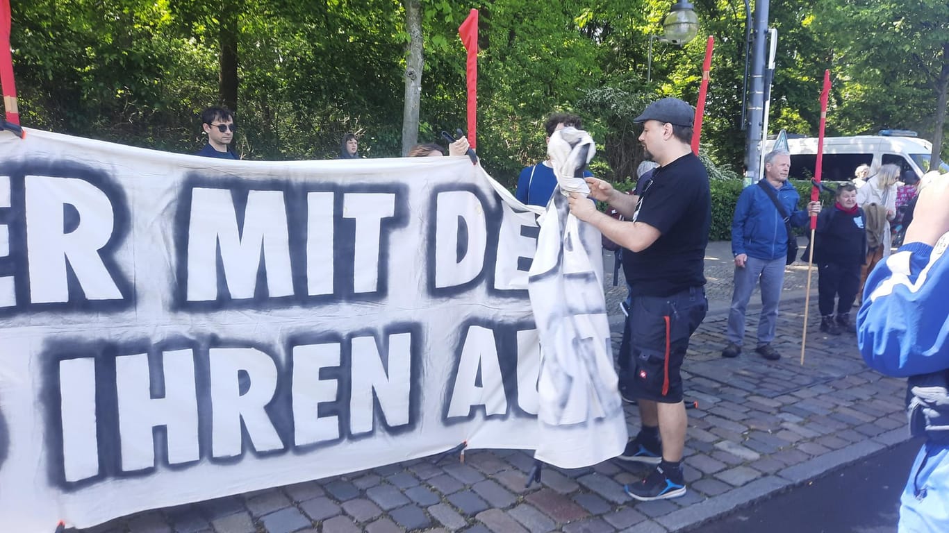 Ein Aktivist beim Zusammenrollen des bundeswehrkritischen Banners: "Es geht eben nicht um Russland, sondern um die Sowjetunion", so Ringo Ehlert.