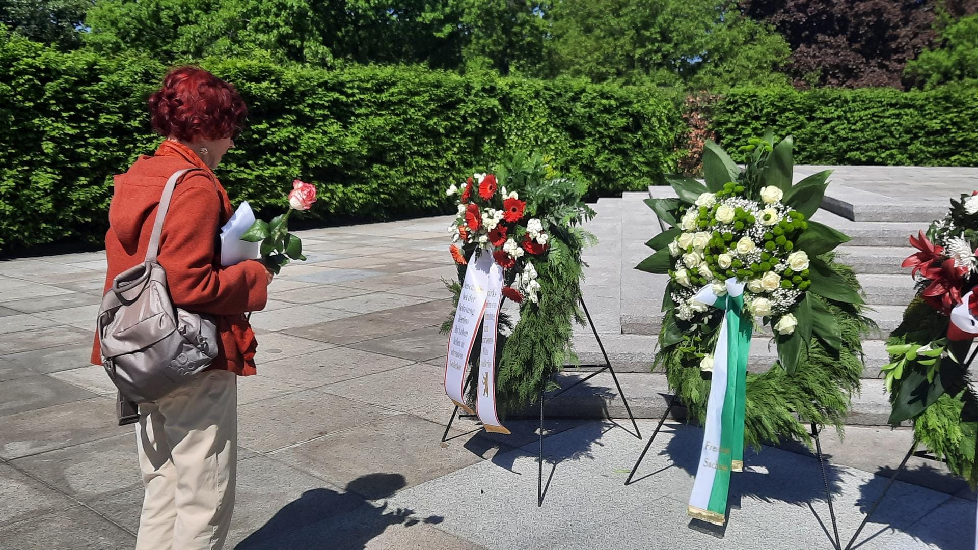 Maria legt eine Rose am Sowjetischen Ehrenmal nieder: Sie differenziert zwischen Russland und der Sowjetunion.