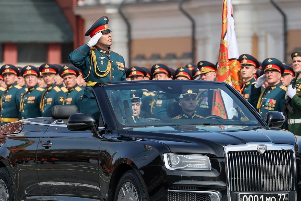 Ein russischer Offizier salutiert bei einer Probe für den "Tag des Sieges": Der Kreml will sie nun wohl an vorderster Front kämpfen lassen.