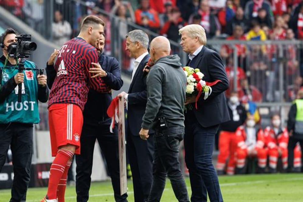 Niklas Süle vom FC Bayern München wird von der Vereinsführung verabschiedet.