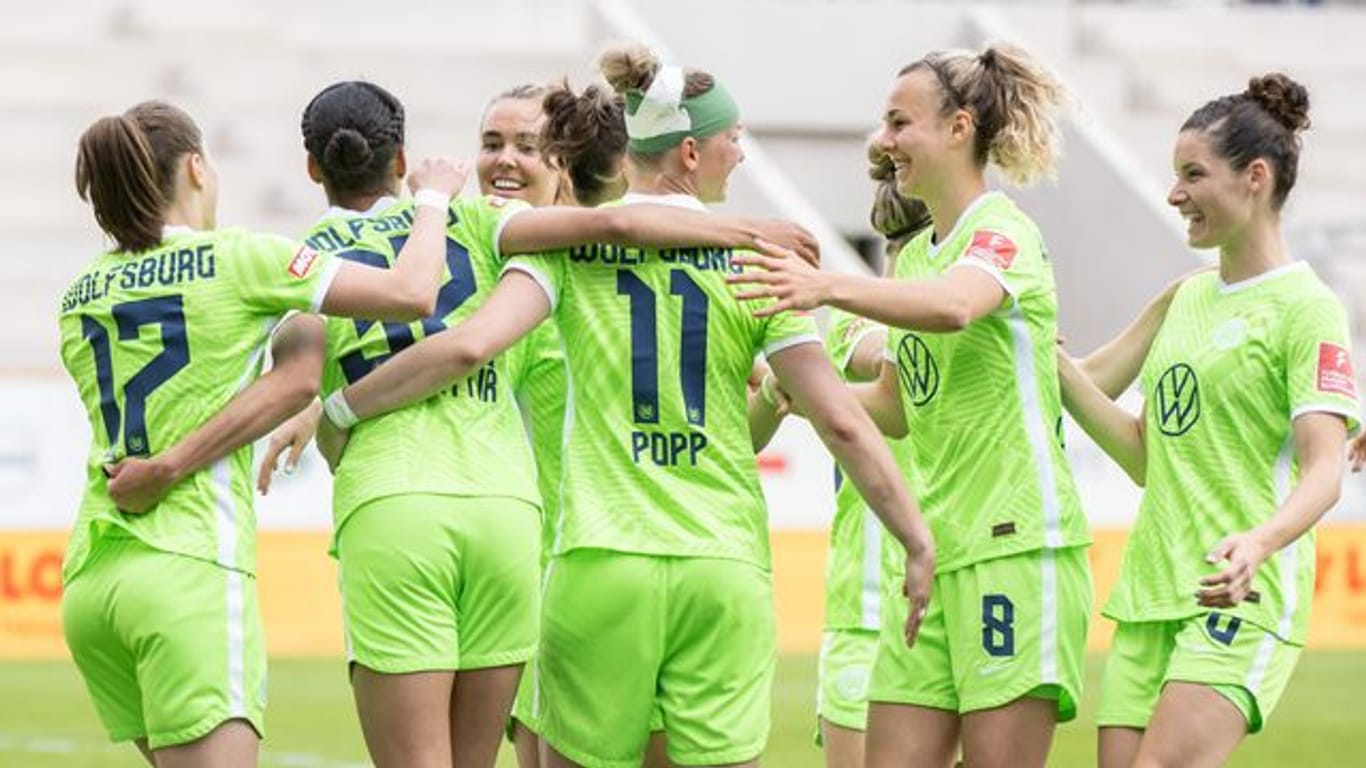 Wolfsburgs Spielerinnen jubeln nach dem Tor zum 0:2 gegen Jena.