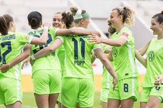 Wolfsburgs Spielerinnen jubeln nach dem Tor zum 0:2 gegen Jena.