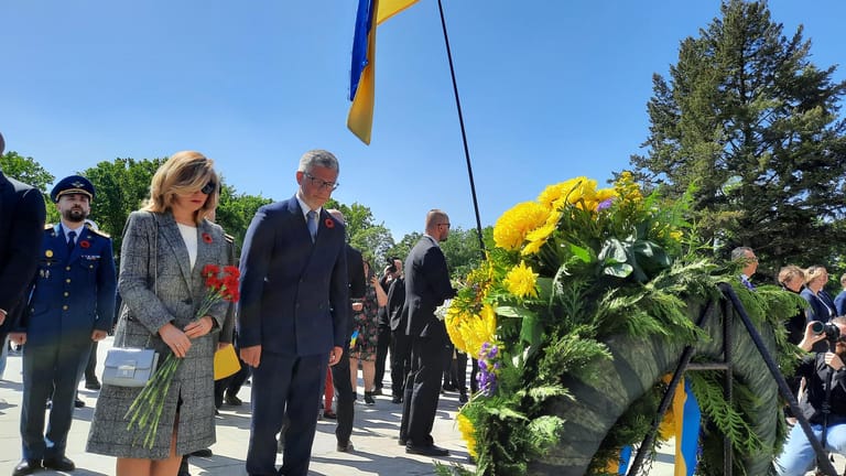 Der ukrainische Botschafter Melnyk (rechts) bei einer Gedenkfeier am Sowjetischen Ehrenmal in Berlin.