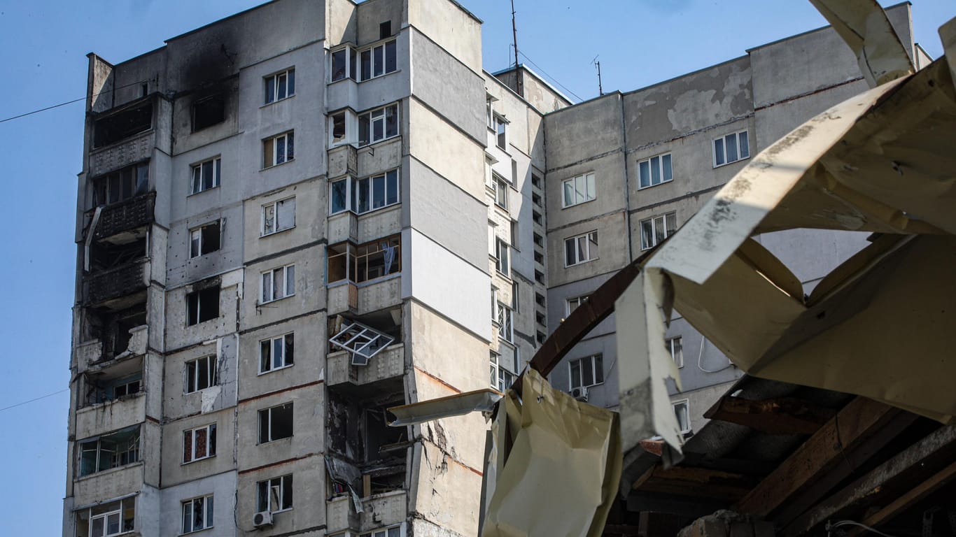 Einschläge von Raketen und Granaten in einem Wohnhaus von Charkiw.