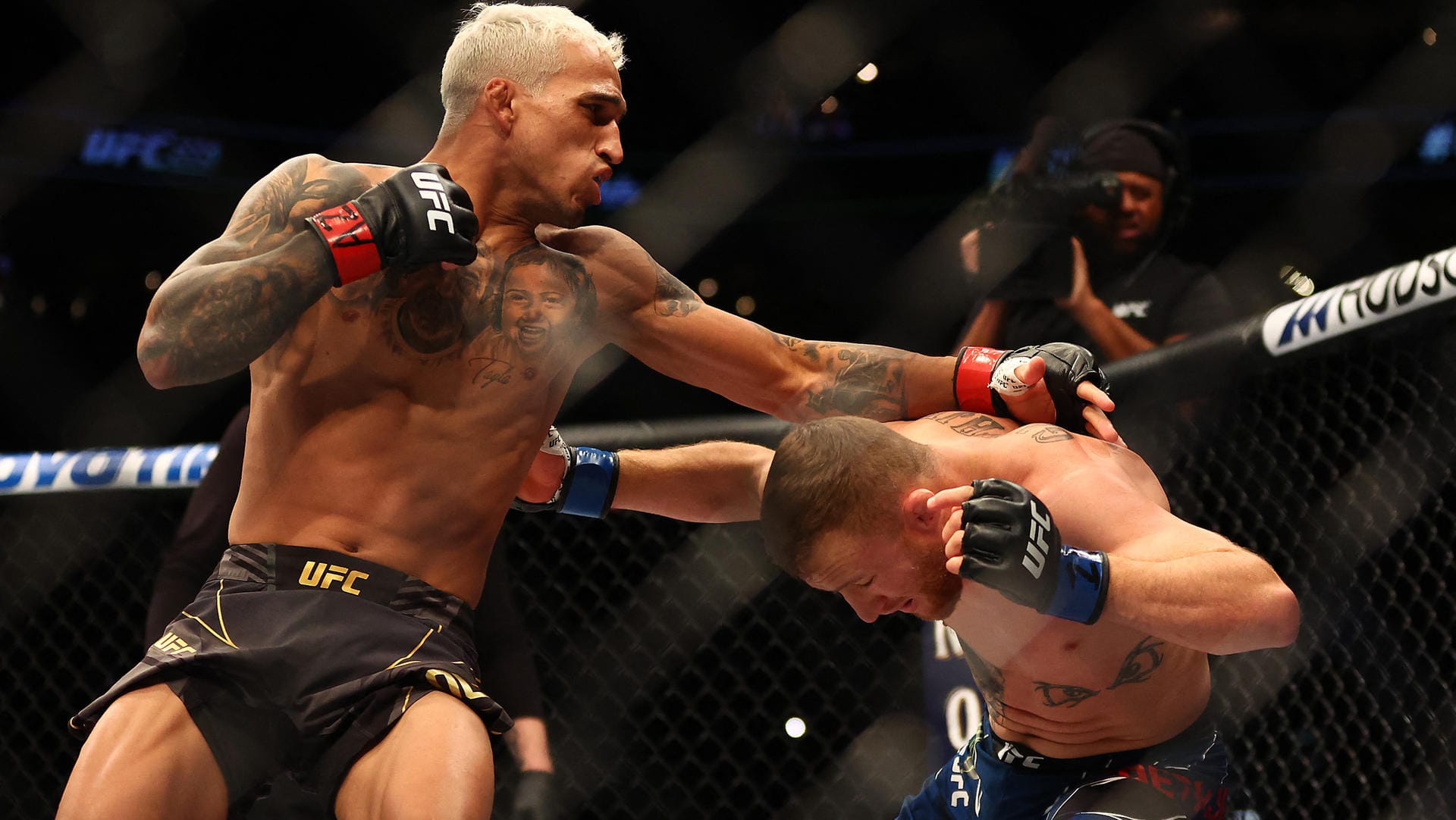 Überlegen: Charles Oliveira (li.) im Fight gegen Justin Gaethje.