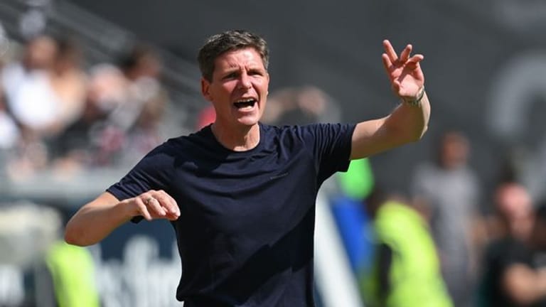 Frankfurts Cheftrainer Oliver Glasner ist gegen Borussia Mönchengladbach an der Seitenlinie in Aktion.