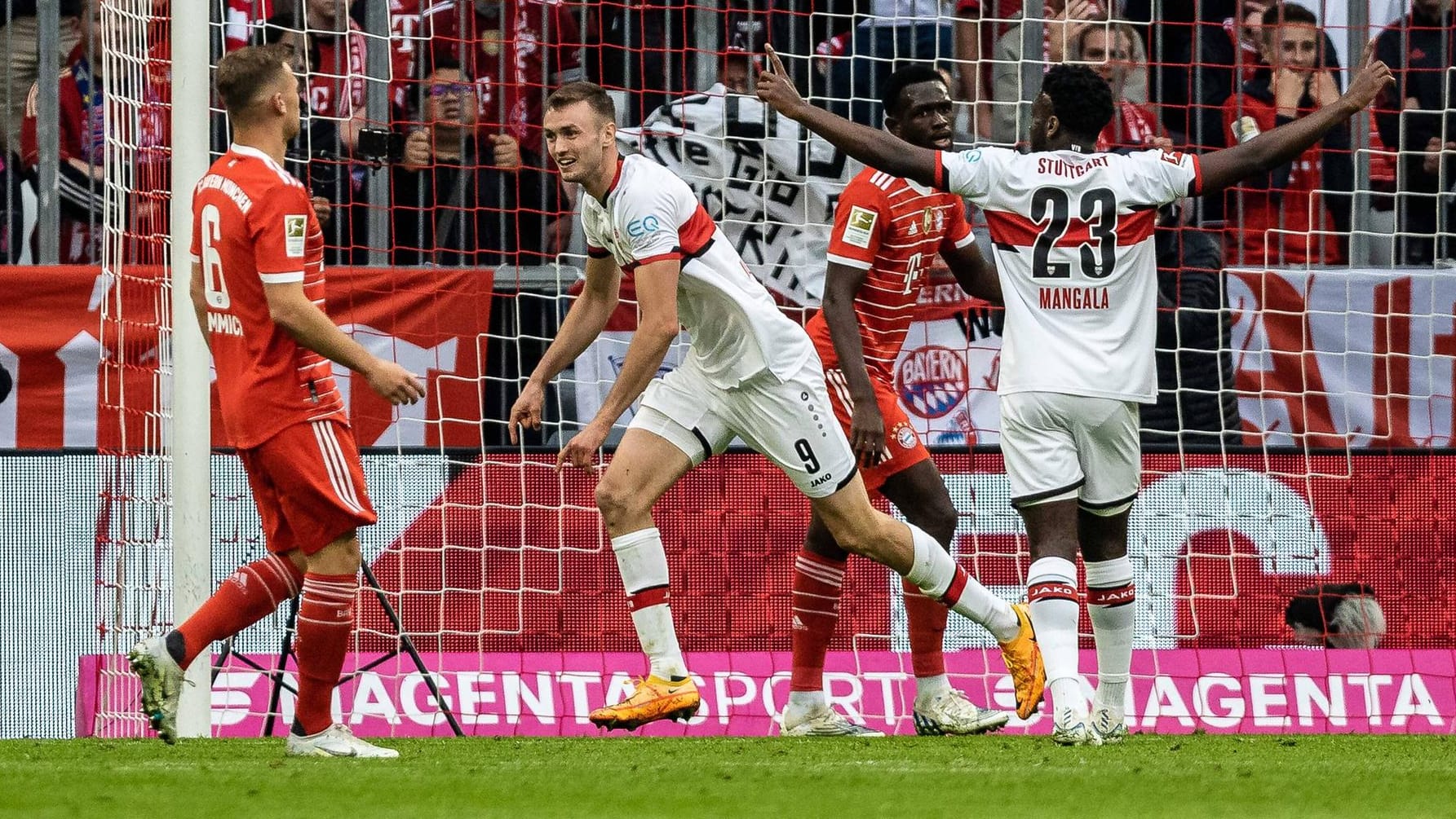 Jubel: Stuttgarts Kalajdzic (M.) feiert sein Tor zum 2:2 gegen die Bayern.