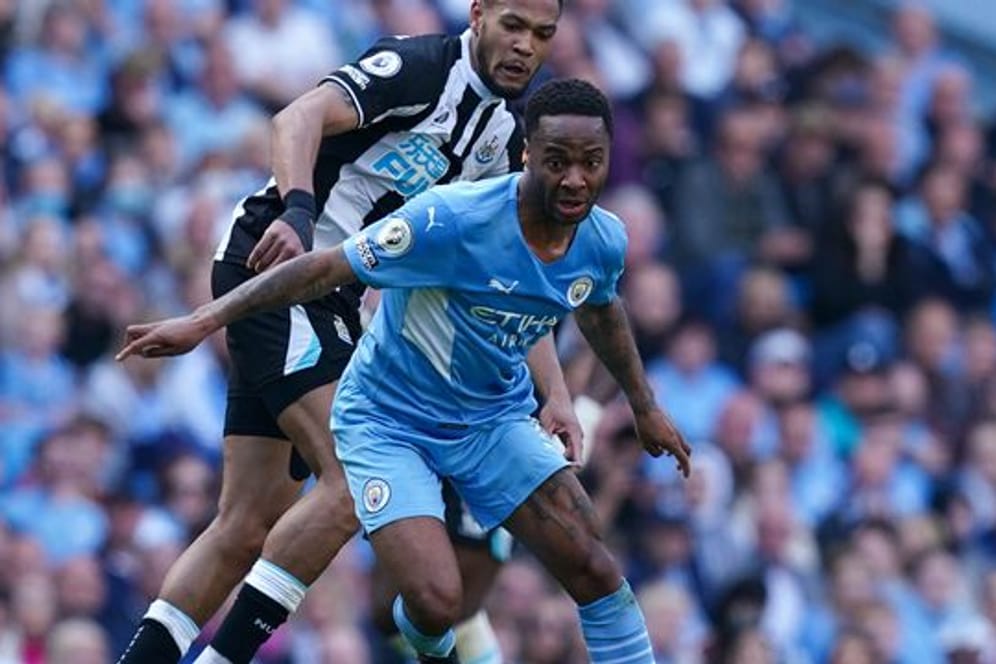 Der Doppeltorschütze von Manchester City Raheem Sterling (r) behauptet gegen Joelinton (l) von Newcastle United den Ball.