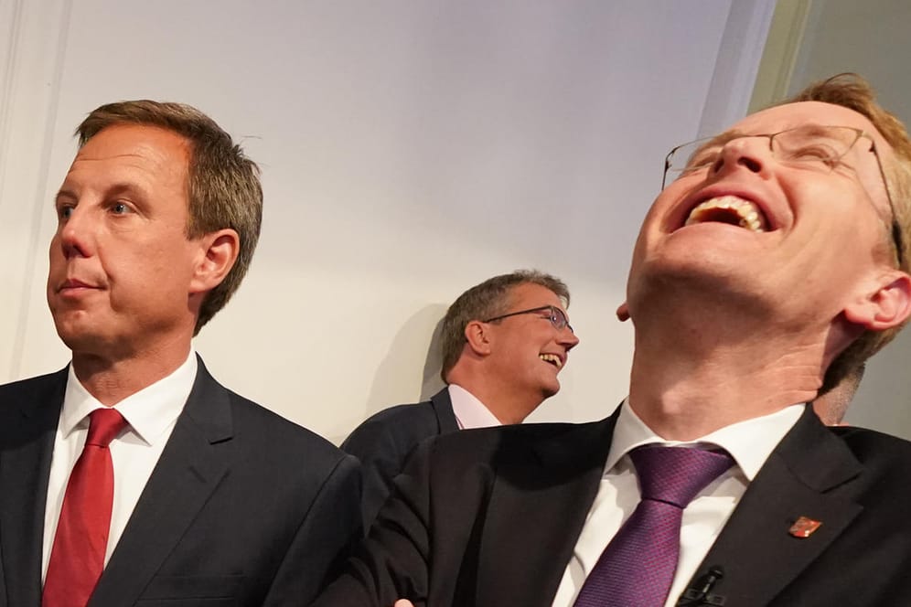 Daniel Günther (r.) lacht, SPD-Spitzenkandidat Losse-Müller schmollt: Der CDU-Ministerpräsident hat die Wahl deutlich für sich entschieden.