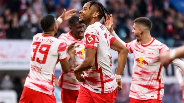 Leipzigs Spieler um Christopher Nkunku (M) jubeln nach Nkunkus Treffer zum 2:0 gegen Augsburg.