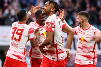 Leipzigs Spieler um Christopher Nkunku (M) jubeln nach Nkunkus Treffer zum 2:0 gegen Augsburg.