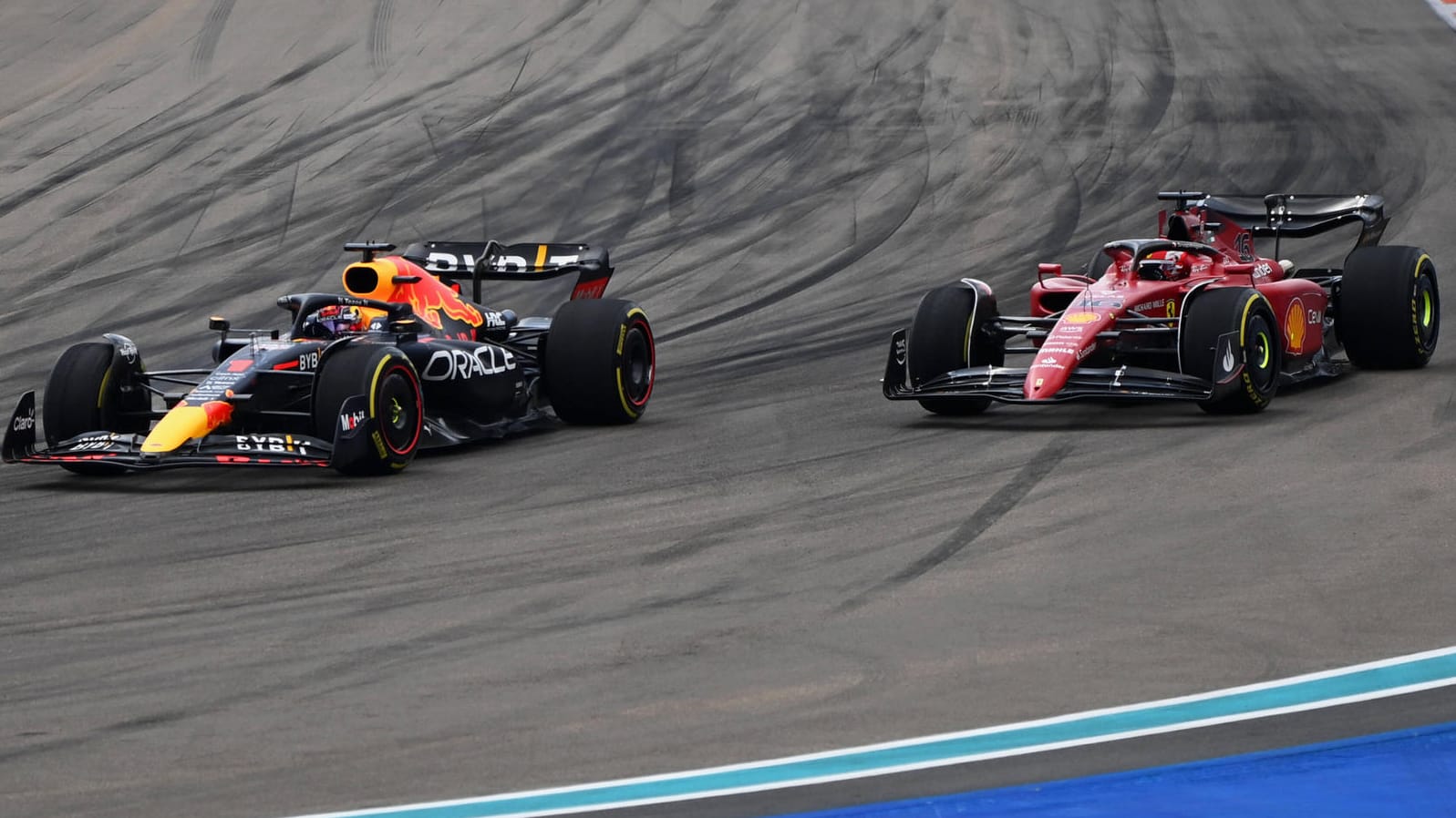 Vorneweg: Max Verstappen (li.) vor Charles Leclerc auf der Strecke in Miami.