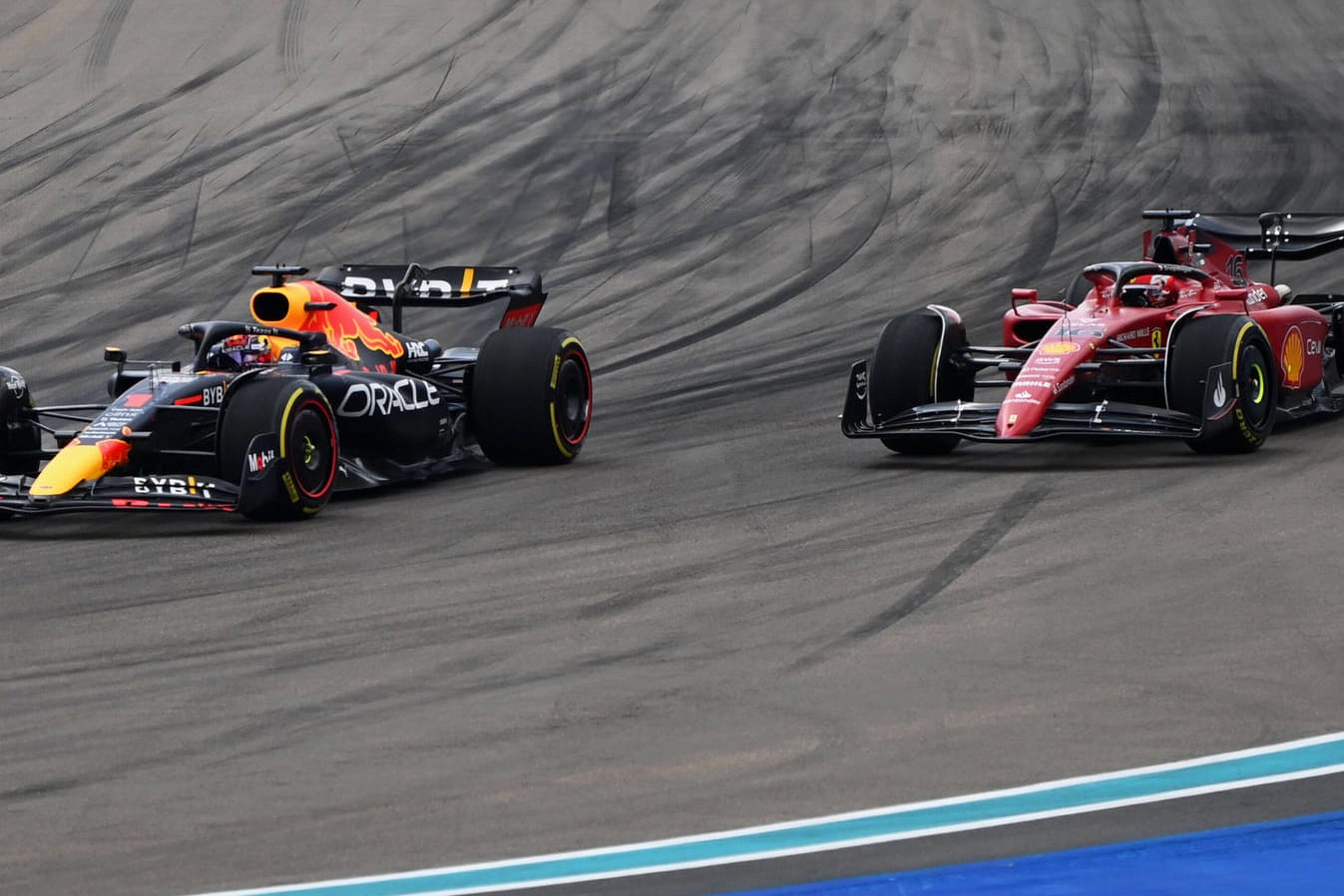 Vorneweg: Max Verstappen (li.) vor Charles Leclerc auf der Strecke in Miami.