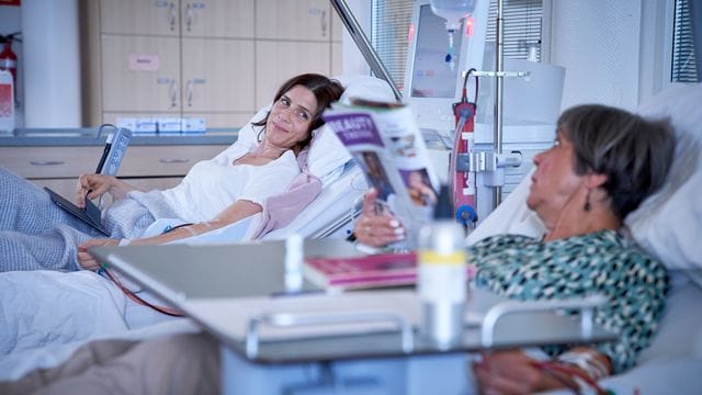 Caren Blumberg (Christina Hecke, l) bekommt eine Dialyse, neben ihr liegt Frau Niewohl (Doris Plenert).