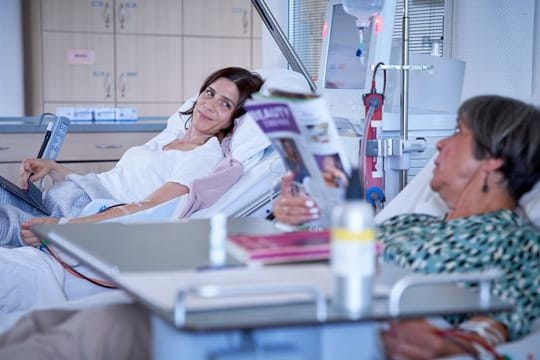 Caren Blumberg (Christina Hecke, l) bekommt eine Dialyse, neben ihr liegt Frau Niewohl (Doris Plenert).