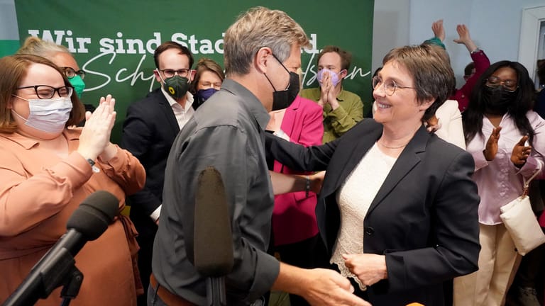 Monika Heinold nimmt Glückwünsche von Robert Habeck entgegen: Die Grünen haben erstmals Direktmandate in dem Bundesland ergattert.