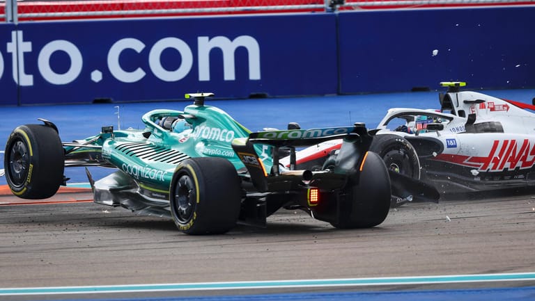 Kollision: Sebastian Vettel (li.) und Mick Schumacher auf der Strecke in Miami.
