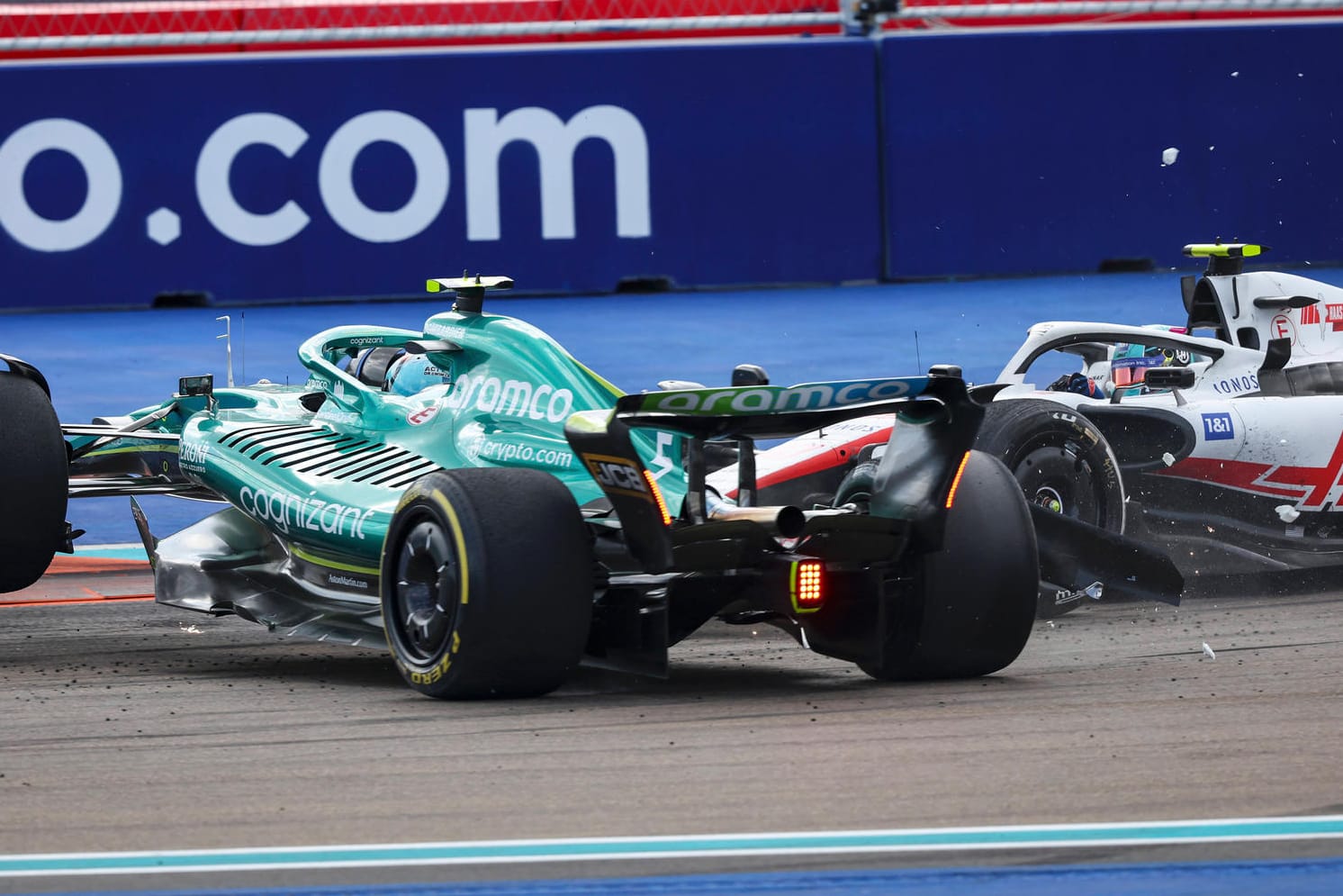 Kollision: Sebastian Vettel (li.) und Mick Schumacher auf der Strecke in Miami.