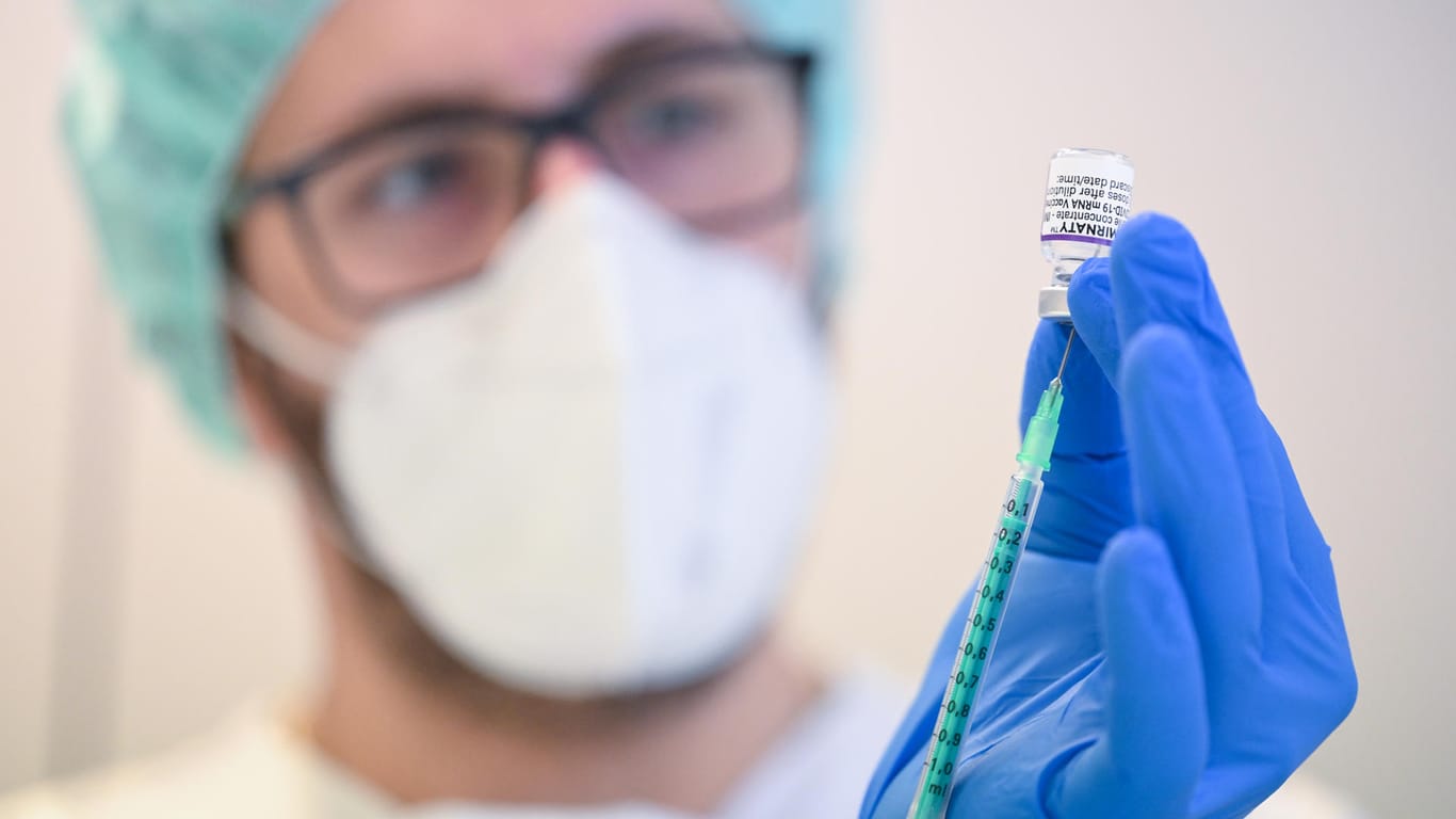 Eine Spritze für eine Corona Schutzimpfung wird vorbereitet: Die Fallzahlen in Deutschland sinken.