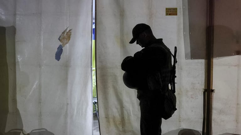 Ein ukrainischer Polizeibeamter vor einer Flüchtlingsunterkunft in Saporischschja: Hier haben Menschen aus Mariupol einen Zufluchtsort gefunden.
