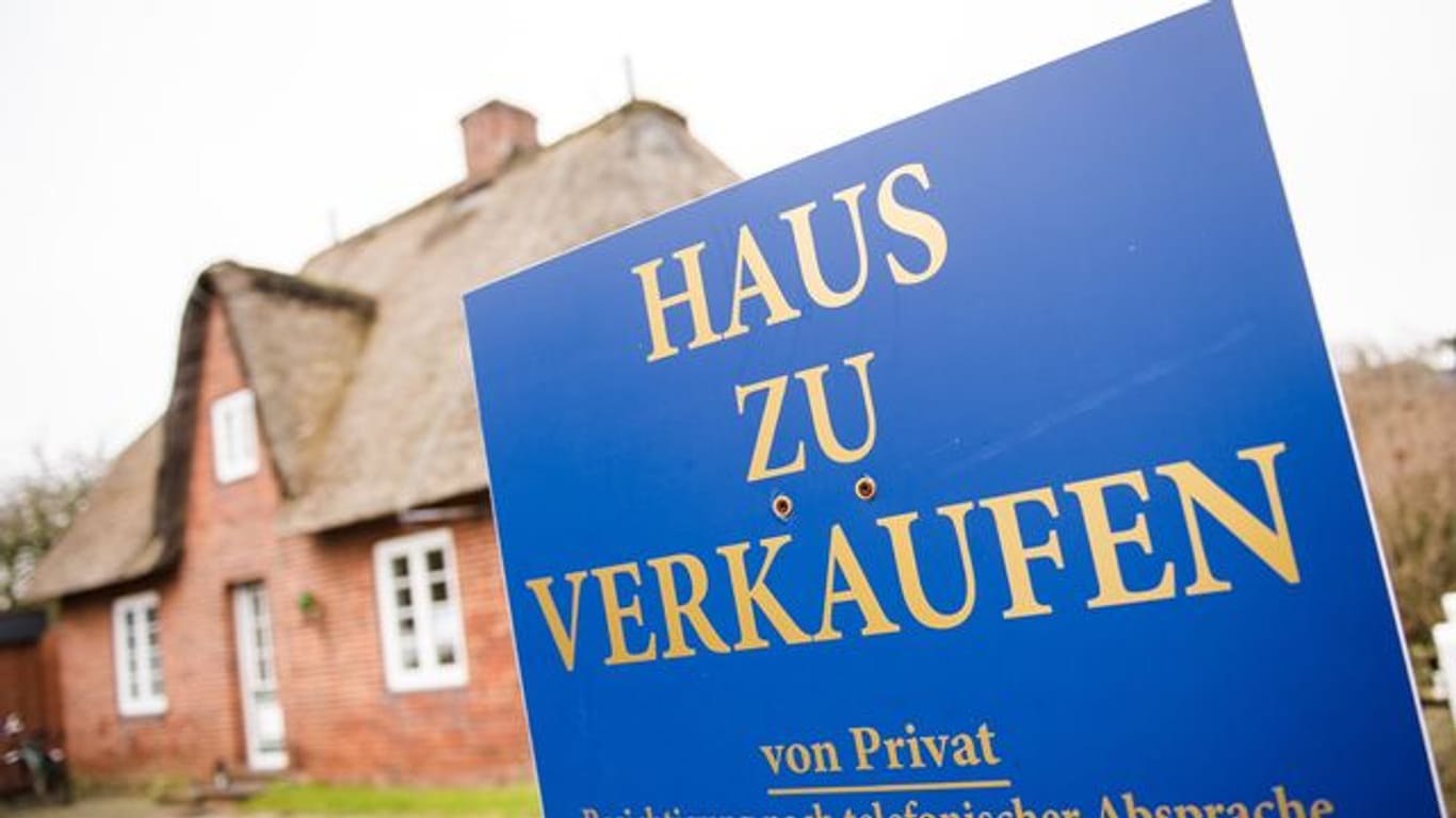 Ein Schild "Haus zu verkaufen" steht in Westerland (Symbolbild): Die Nachfrage nach Häusern auf Sylt ist ungebrochen.