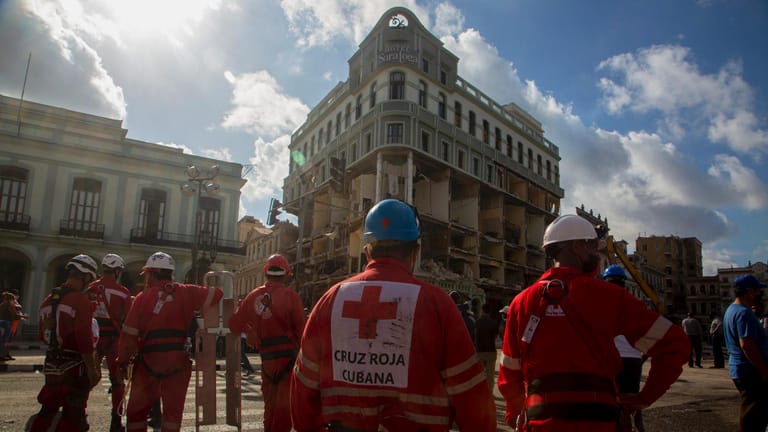 Mitglieder des Roten Kreuzes vor dem Luxushotel in Havanna: Mehrere Menschen starben.