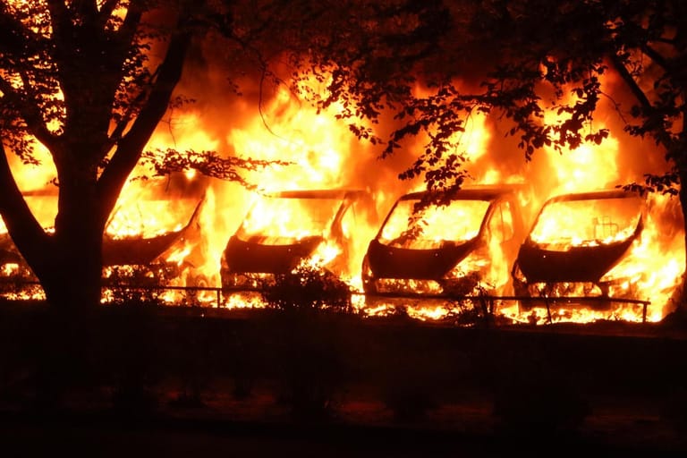 Mehrere Transporter brennen lichterloh: Auf eine Baufirma hat es offenbar einen Brandanschlag gegeben.