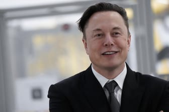 Elon Musk, Tech-Milliardär: Er müsse sich "wie ein Erwachsener" verantworten, so Rogosin.