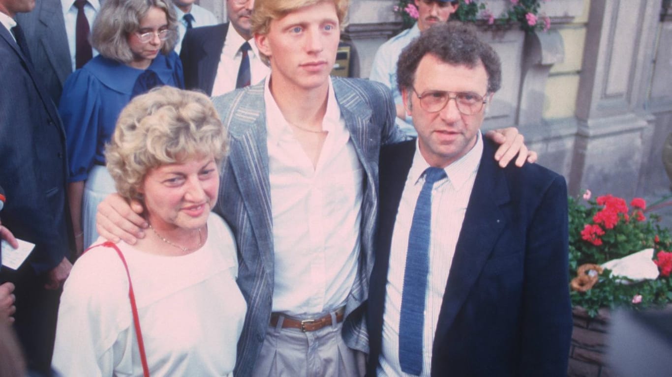 1985: Boris Becker mit seiner Mutter Elvira und Vater Karl-Heinz beim Empfang in Leimen nach dem Wimbledon-Sieg.
