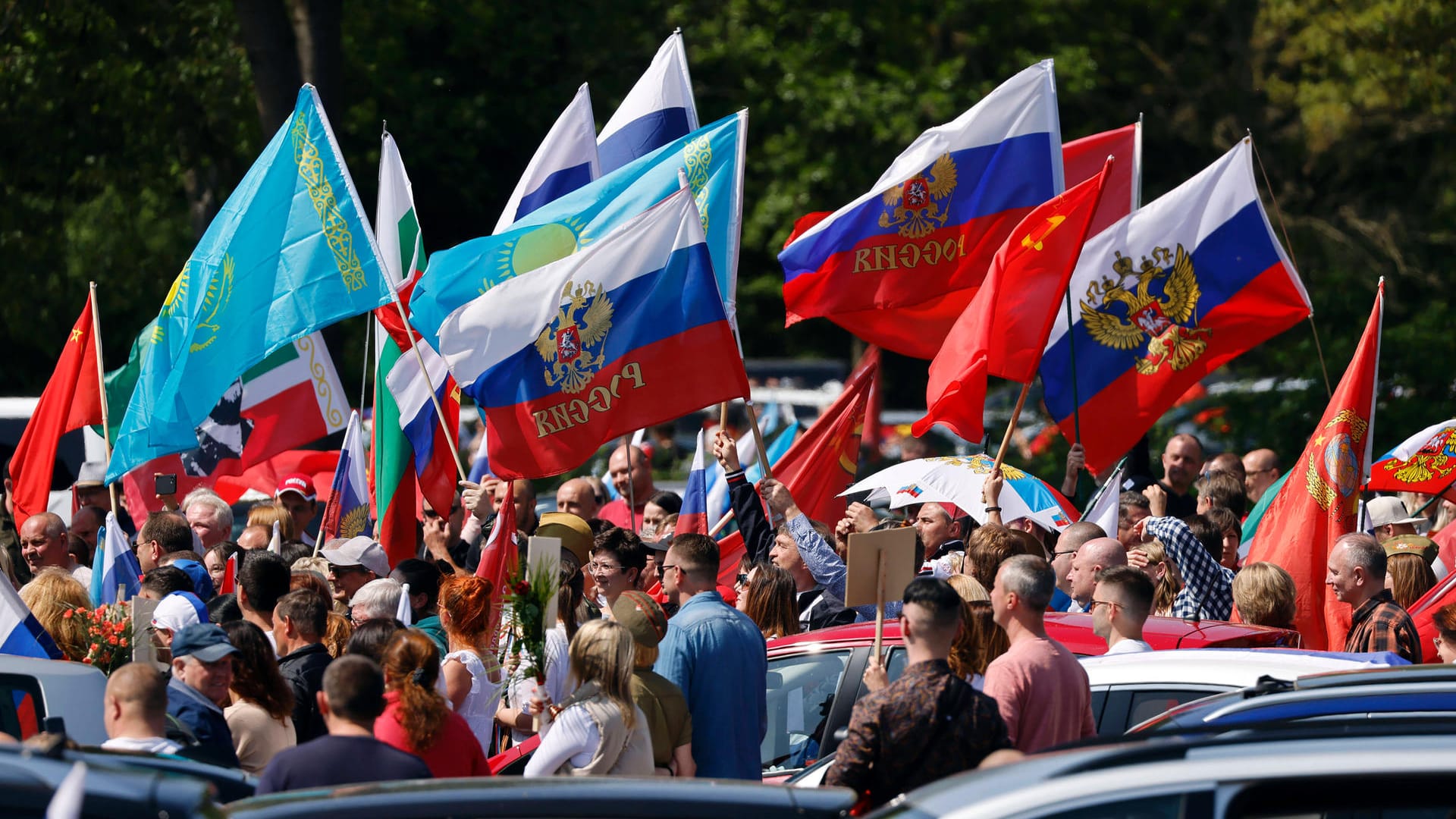 Demonstranten schwenken Russland-Fahnen (Archivbild): Zum Jahrestag des Kriegsendes erwartet zahlreiche Bayern prorussische Proteste. Demonstranten schwenken Russland-Fahnen (Archivbild): Zum Jahrestag des Kriegsendes erwartet zahlreiche Bayern prorussische Proteste.