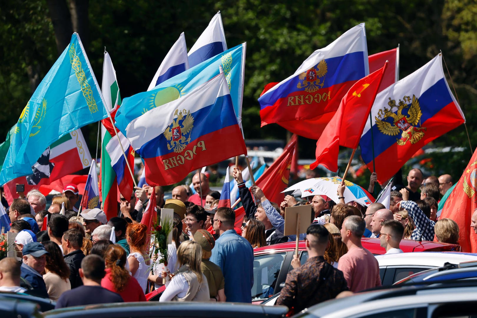 Demonstranten schwenken Russland-Fahnen (Archivbild): Zum Jahrestag des Kriegsendes erwartet zahlreiche Bayern prorussische Proteste.