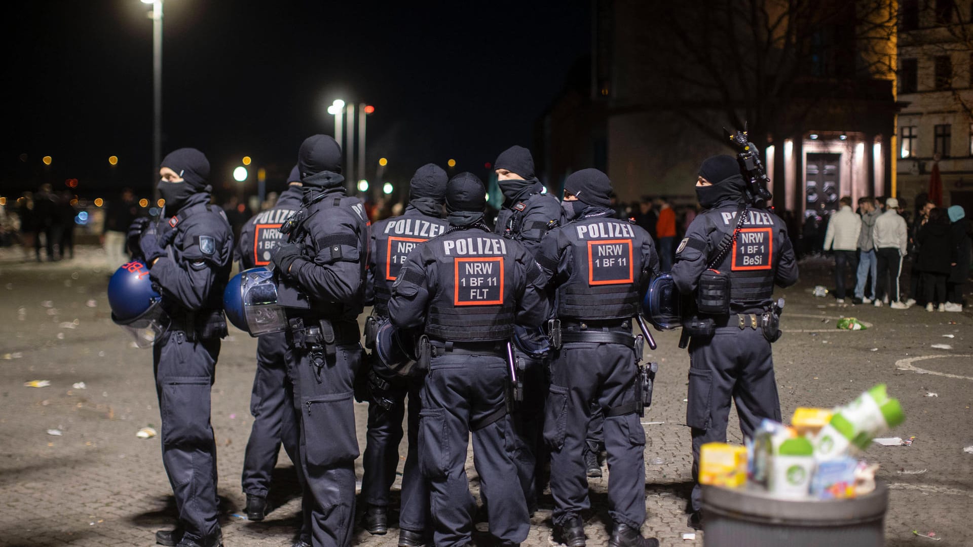Einsatztruppe in der Altstadt (Archivfoto): In dem Düsseldorfer Partyviertel kommt es zu vielen Gewalttaten. Einsatztruppe in der Altstadt (Archivfoto): In dem Düsseldorfer Partyviertel kommt es zu vielen Gewalttaten.
