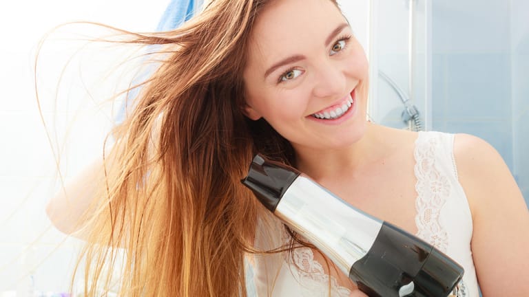 Haare trocknen: Benutzen Sie den Föhn besser im Flur oder Wohnzimmer.