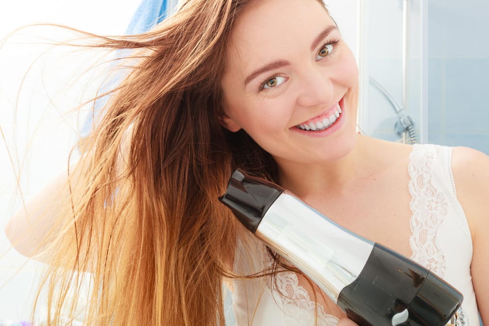 Haare trocknen: Benutzen Sie den Föhn besser im Flur oder Wohnzimmer.