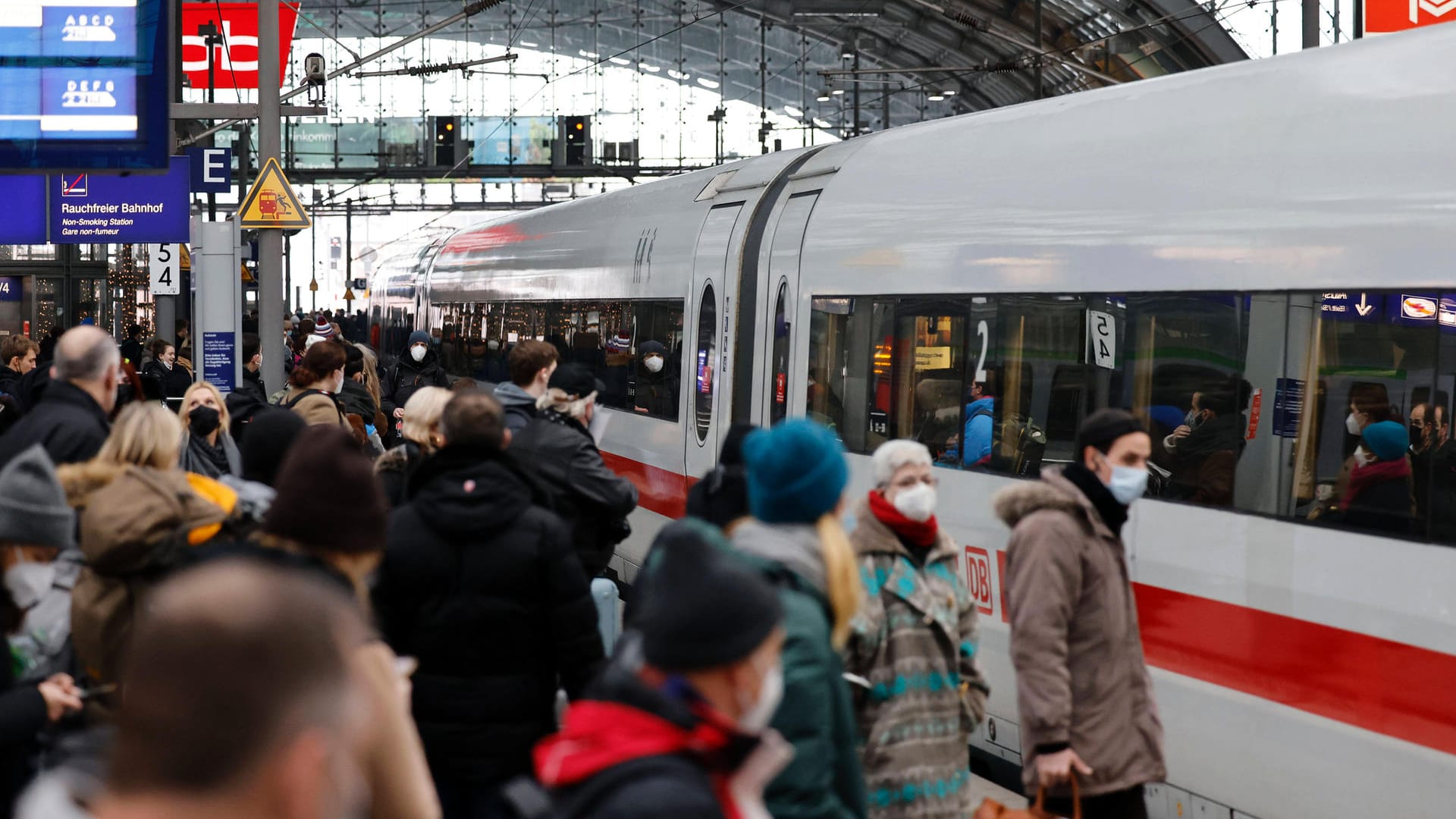 Passagiere vor einem ICE im Berliner Hauptbahnhof (Symbolbild): Bis zum 19. Mai dauert die Fahrt zwischen Berlin und Leipzig deutlich länger. Passagiere vor einem ICE im Berliner Hauptbahnhof (Symbolbild): Bis zum 19. Mai dauert die Fahrt zwischen Berlin und Leipzig deutlich länger.