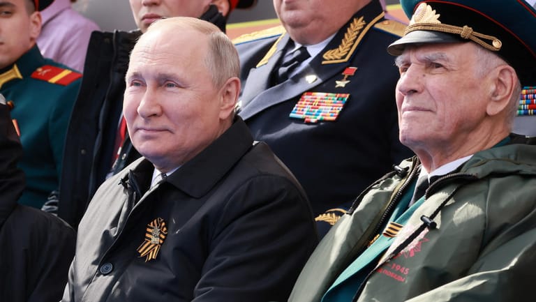 Wladimir Putin bei der Militärparade in Moskau: Es müsse alles getan werden, um zu verhindern, dass sich "der Schrecken eines globalen Krieges wiederholt".