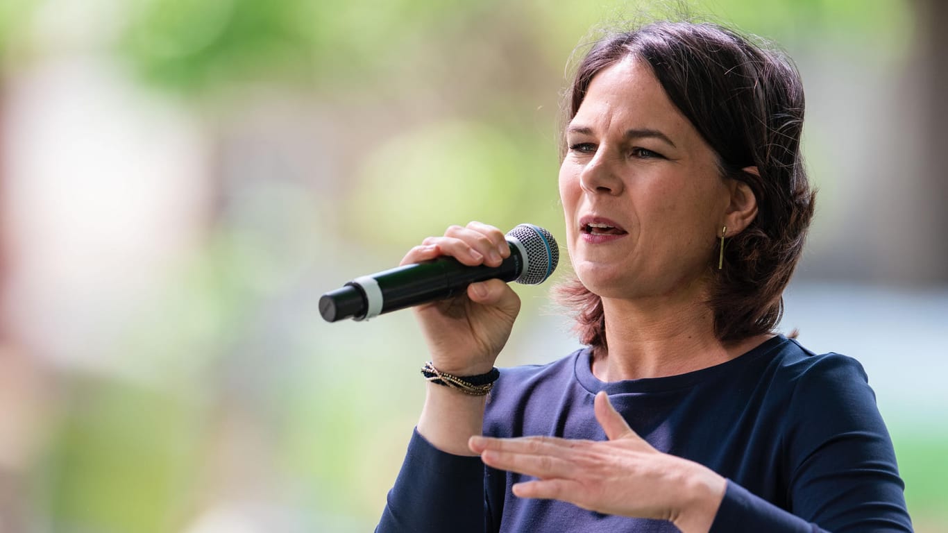 Annalena Baerbock, Bundesaußenministerin, spricht bei einer Wahlkampfveranstaltung ihrer Partei: Die Grünen-Politikerin wurde nicht vom Ei getroffen.