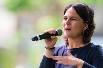 Annalena Baerbock, Bundesaußenministerin, spricht bei einer Wahlkampfveranstaltung ihrer Partei: Die Grünen-Politikerin wurde nicht vom Ei getroffen.