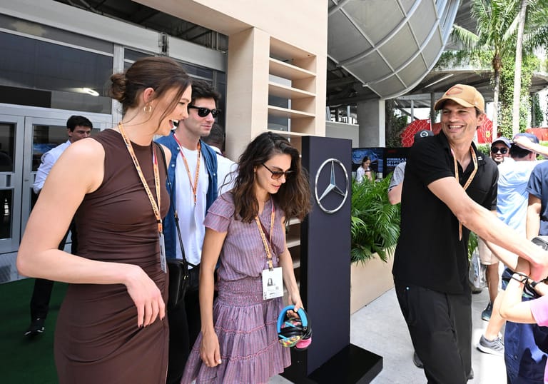 Ashton Kutcher und Mila Kunis waren mit Model Karlie Kloss ebenfalls zu Gast bei dem Formel-1-Rennen in Miami.