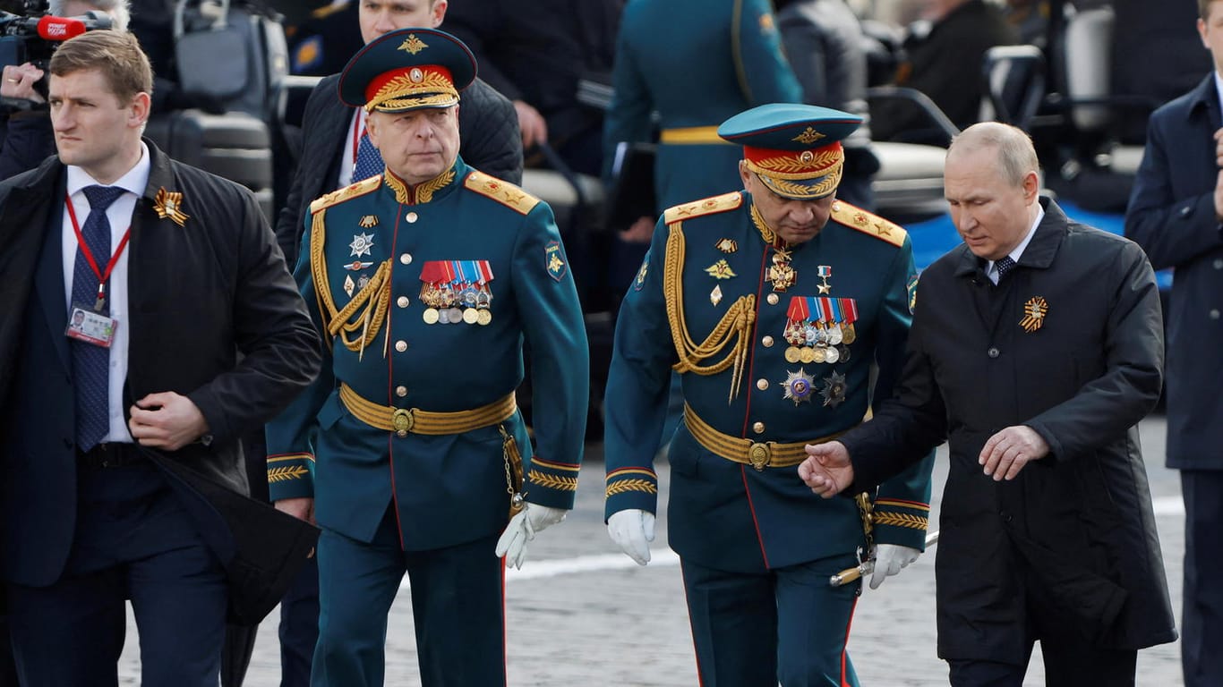 Der russische Verteidigungsminister Sergej Shoigu (2.v.r.) und Wladimir Putin (r.) gehen über den Roten Platz in Moskau.