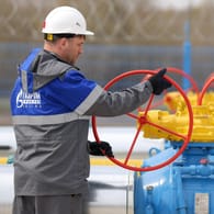 Ein Gazprom-Arbeiter dreht an einem Gashahn: Deutschland ist weiter stark auf russisches Gas angewiesen.
