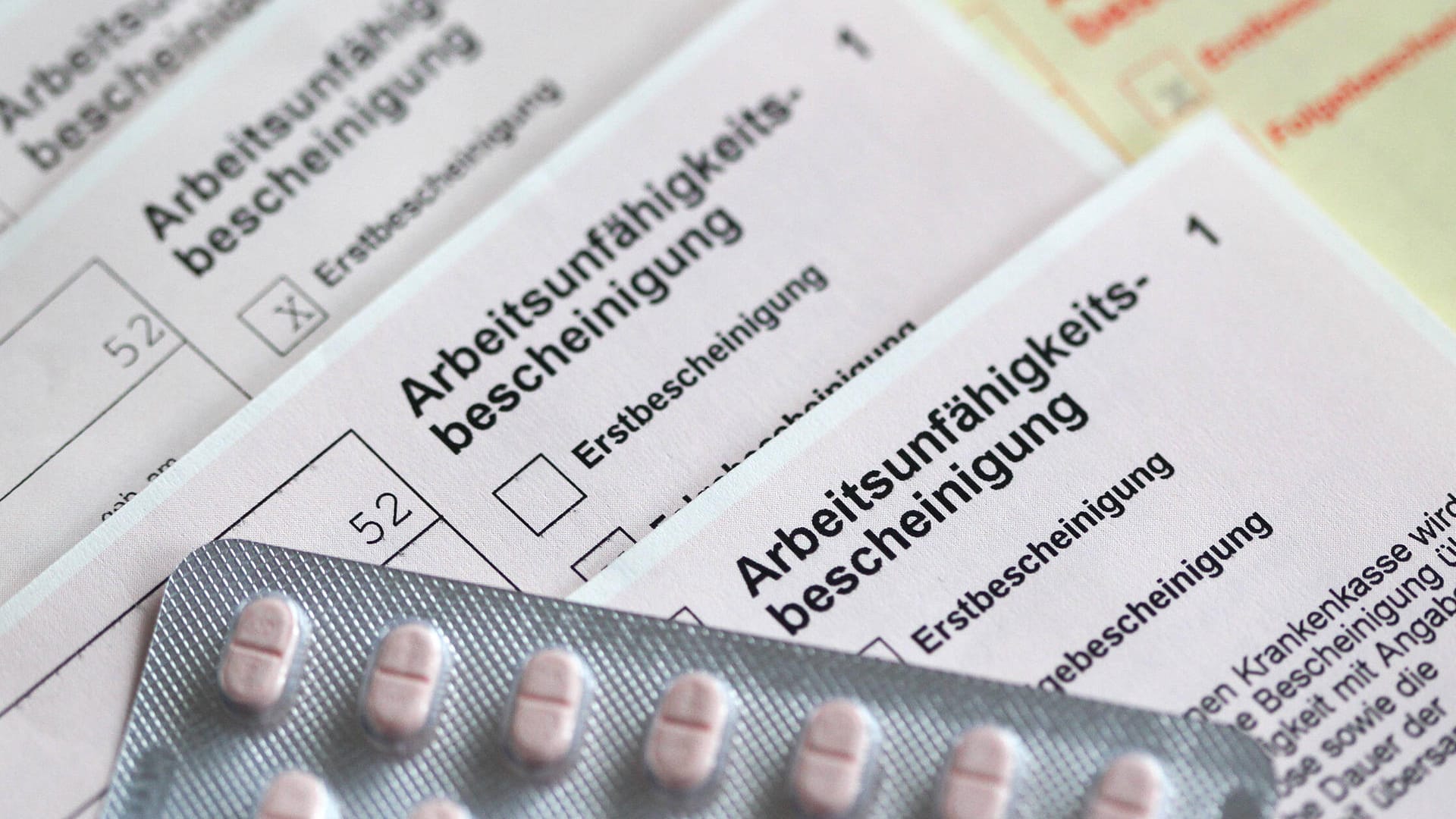 Arbeitsunfähigkeitsbescheinigungen (Symbolbild): Laut der Krankenkasse Barmer sind Südbayern deutlich seltener krankgeschrieben als Nordbayern.